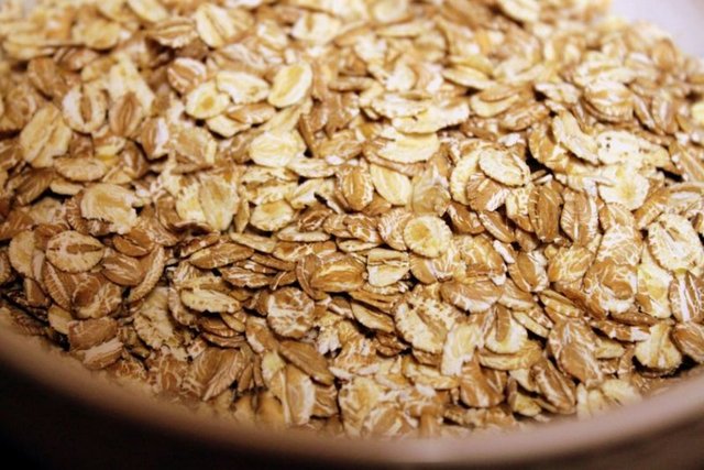 Karbonhidrat yüklü olmasına rağmen şekerin çözülmesi fiber yüzünden yavaşlar ve yulafların içindeki protein kaslar için sağlıklı bir enerji yaratır. -
