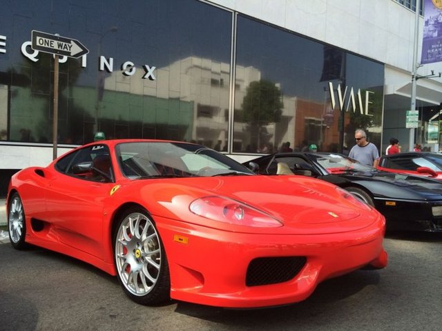 Ferrari, Amerikan otomobil pazarındaki 60'ıncı yılını Amerika'nın Beverly Hills şehrinde düzenlenen 60 farklı Ferrari modelinin sergilendiği özel bir gösteriyle kutladı.