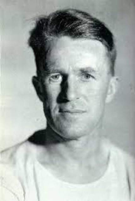 Araplarla geçirdiği zaman zarfında, gelenek ve yaşantılarına bayağı adapte oldu. Deve ile seyahat edip, sıkı bir dostluk kurduğu Prens Faysal'ın hediye ettiği yerel kıyafetleri giymeye alıştı.