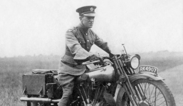 Profesyonel olarak T.E. Lawrence veya T.E. Shaw isimlerini kullandı.