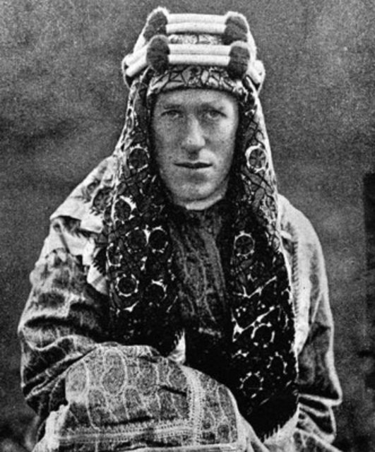 Mekke şerifi Hüseyin bin Ali'nin oğlu Emir Faysal komutasındaki düzensiz birliklerle birlikte Osmanlı ordusuna karşı gerilla mücadelesi verdi.