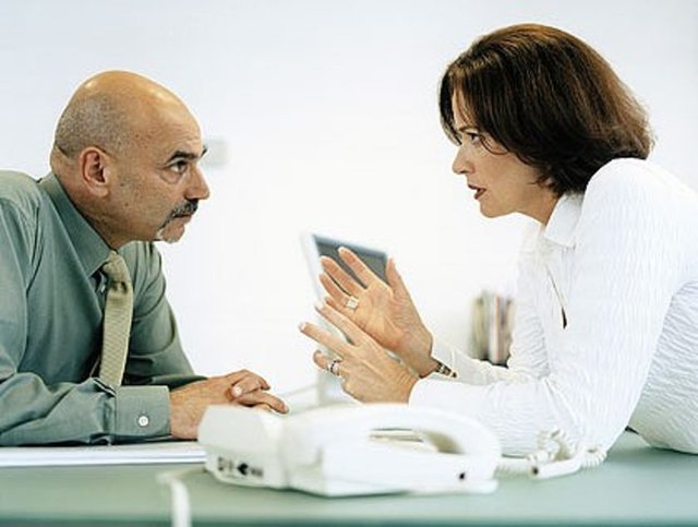 İlişkiniz çok ilerlemeden ayrılırsanız birbirinize nasıl davranacağınız konusunu önceden konuşun. Profesyonel olmaya önem verin ve işle aşkı birbirine asla karıştırmayın.  -