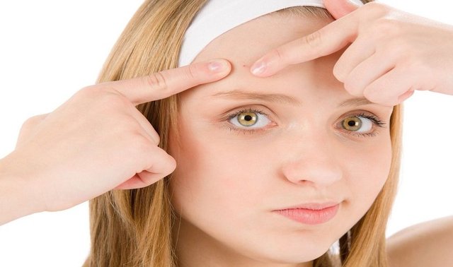 Özellikle ergenlik dönemindeki gençlerin korkulu rüyası olan sivilcelerin engellenmesi için en etkili yollardan biride sivilce oluşumuna neden olabilecek besinlerden uzak durmaktır.