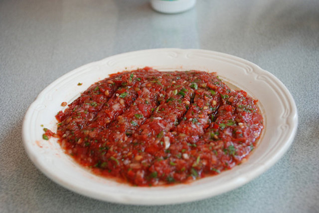 Acılı yiyecekler: -  - Acı, kırmızı biber ve domates ürünleri gibi baharatlı yiyecekleri de az tüketmeliyiz.