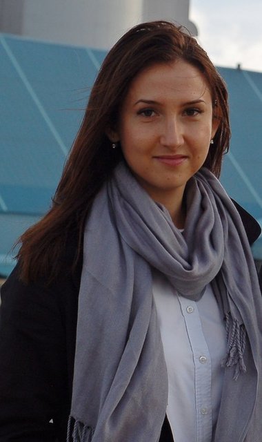 Hadzialic Boşnak göçmeni bir ailenin kızı.