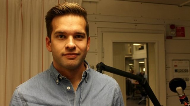 Yakışıklı bakan başta Türkiye olmak üzere sosyal medyanın en çok konuşulan kişileri arasına girdi.