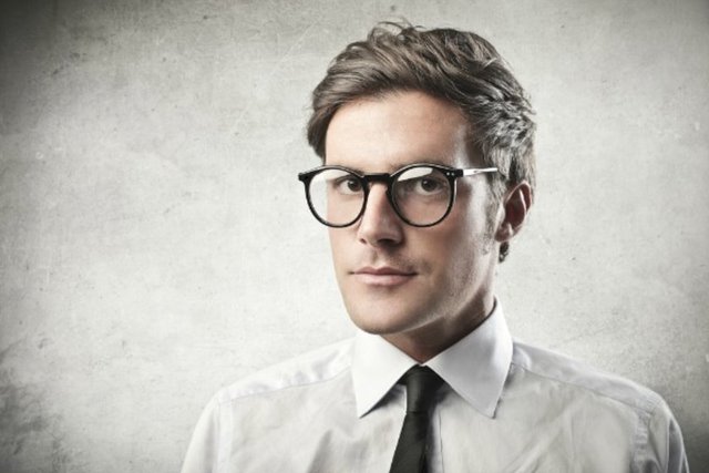 Ukalalık, kendine aşırı güven, herkesten üstün olduğuna inanma