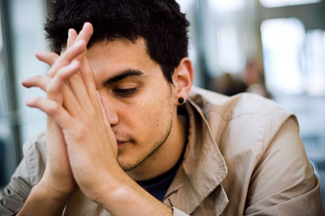 Kimseye tam olarak güvenmemek