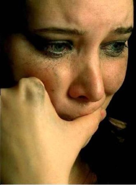 Sıradan sözlerden ya da olaylardan, aşağılandığı ya da gözdağı verildiği biçiminde anlam çıkarmak