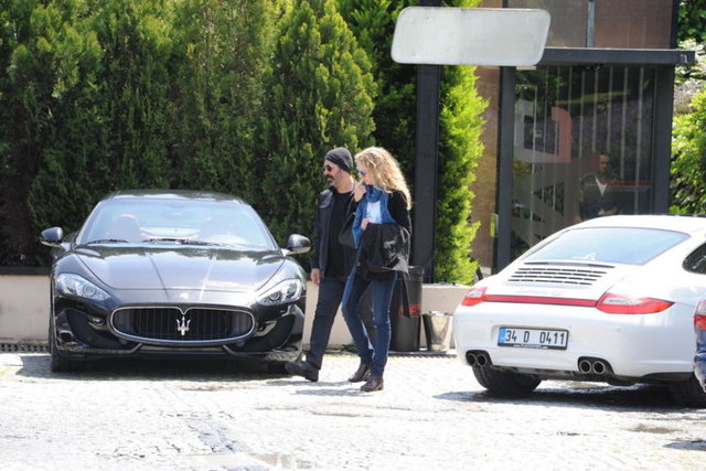 Avustralya'dan gelen sevgilisiyle New York'ta el ele gezen Cem Yılmaz, kendilerini tanıyan Türk turistlerin fotoğraf çekmek istemelerine tepki gösterdi.