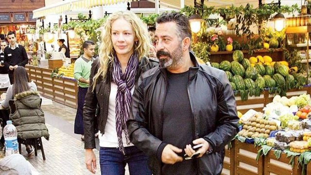 Ahu Yağtu'dan boşandıktan 18 gün sonra 'The Water Diviner'ın çekimleri için Avustralya'ya giden Cem Yılmaz, filmin kostüm tasarımcısı Melanie Shepherd ile yeni bir ilişkiye başlamıştı.