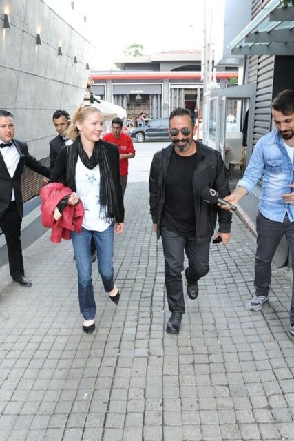 Yılmaz'ın Sürel ile görüntülenmesi; 'Melani Shepherd ile ilişkisi kısa sürdü, 5 yıl önceki sevgilisine döndü' şeklinde yorumların yapılmasına neden olmuştu.