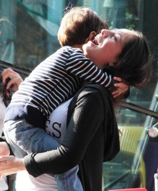 Önce çocuk şehri KidzMondo'yu ziyaret eden oyuncu, çocuklarla oyunlar oynadı. Ardından yemek için başka bir yere çıktı.