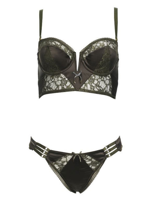 Renk tavsiyesi: Saturn'un karşı konulamaz etkisi siyah bütün Terazilerin favori rengi haline getirir. (Victoria's Secret Türkiye üst: 192TL alt: 45TL)