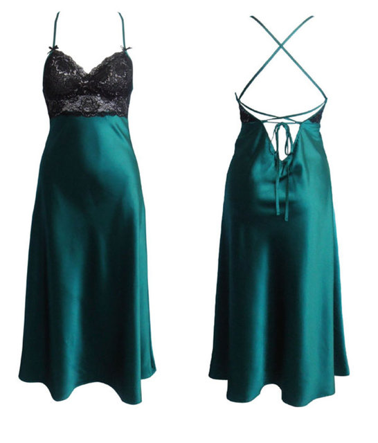 Kendinizi yeşil ipeklere sarın ve hayal gücünüzün sizi baştan çıkarmasına izin verin. (Dilly Lane Sleepwear saten gecelik – fiyat belli değil)
