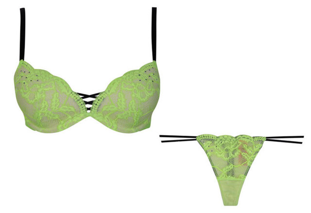 Renk tavsiyesi:  Yeşil renk yaratıcılığınızı ve macera hislerinizi uyandırabilir. (La Senza alt: 32TL üst: 85tl)