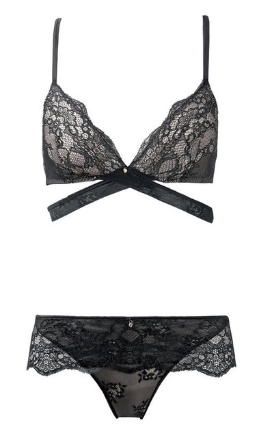 Saturn'u unutun, siyahı sadece kendinizi seksi hissettiğiniz için giyin. Deri, dantel veya  ipek , bütün kumaşlardan bolca kullanın. (İntimissimi üst: 82,5TL alt: 65 TL)
