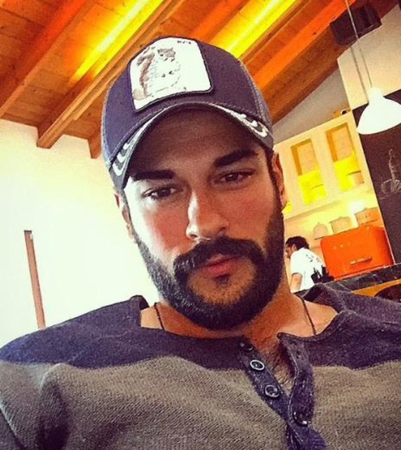 Burak Özçivit, bıyığına sakal da ekleyerek farklı bir görüntüye büründü.