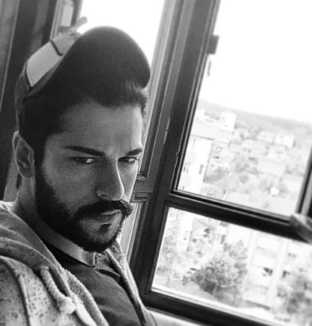 Burak Özçivit imaj değiştirdiFahriye Evcen'le yaşadığı aşkla gündemden düşmeyen Burak Özçivit imaj yeniledi.