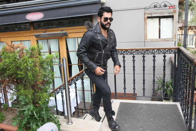 Fahriye Evcen'le doludizgin bir aşk yaşayan Burak Özçivit, önceki gün Nişantaşı'ndaydı.