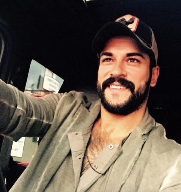 Ünlü oyuncu, yeni imajını Instagram hesabından takipçileriyle paylaştı.