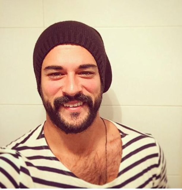 Malkoçoğlu rolü için bıraktığı bıyık tüm Türkiye'de moda olunca, yakışıklı oyuncu imaj değişikliğine gitti.