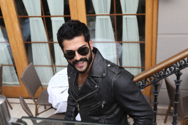 Sakal bırakan yakışıklı oyuncu, "Sakallarınızı yeni bir proje için mi uzattınız?" diye soran muhabirlere, "Tam tersi, iş güç yok, o yüzden sakal bıraktım" diye karşılık verdi. Uğur SOYSAL