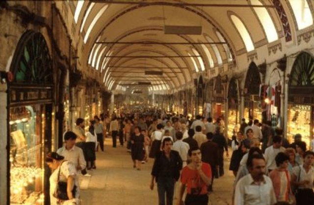 2. Kapalı Çarşı'da alışveriş yapmak.