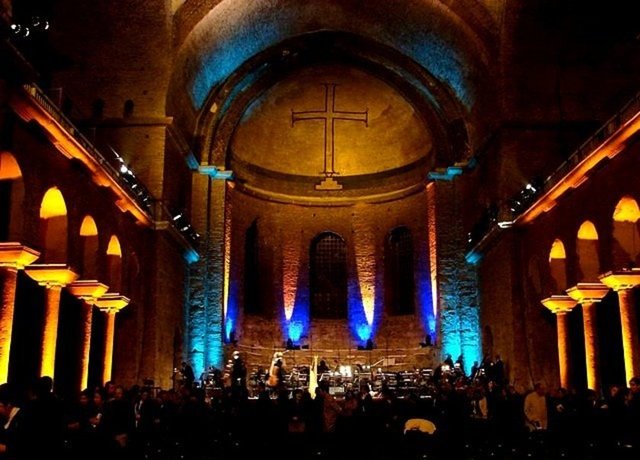 19. Aya İrini'de ayin izlemek.