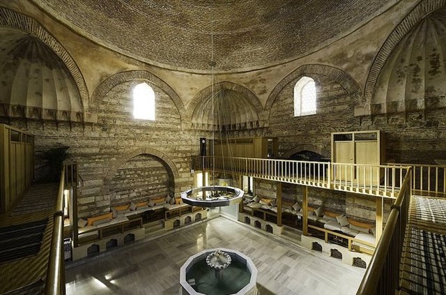 34. Şehrin tarihi hamamlarına gitmek.