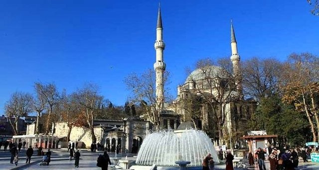 21. Eyüp Sultan'da dua etmek.