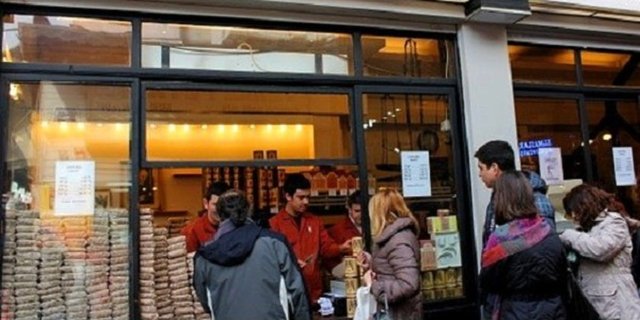 9. Eminönü'nden taze çekilmiş Türk kahvesi almak.