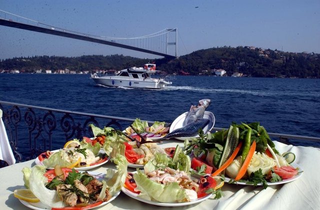 8. Boğaz'da yemek yemek.