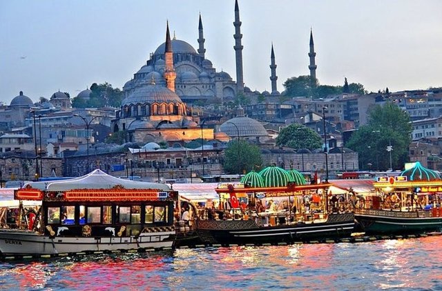 1. Eminönü'nde balık ekmek yemek.