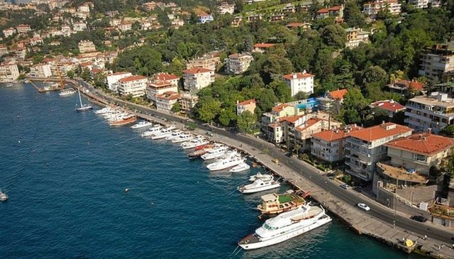 10. Bebek sahilinde denize nazır kahve içmek.