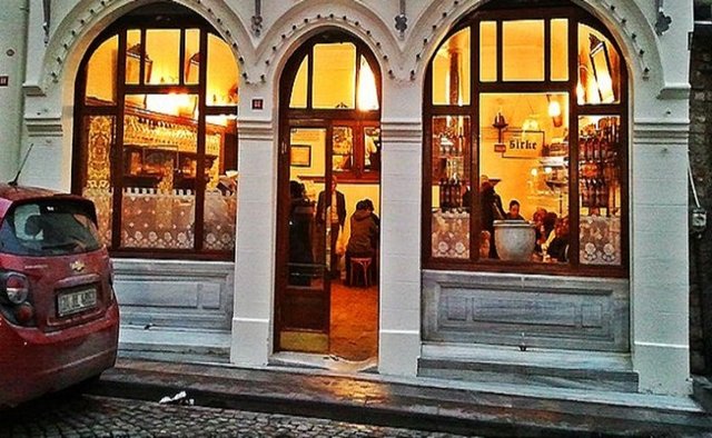 22. Vefa semtinde boza içmek.