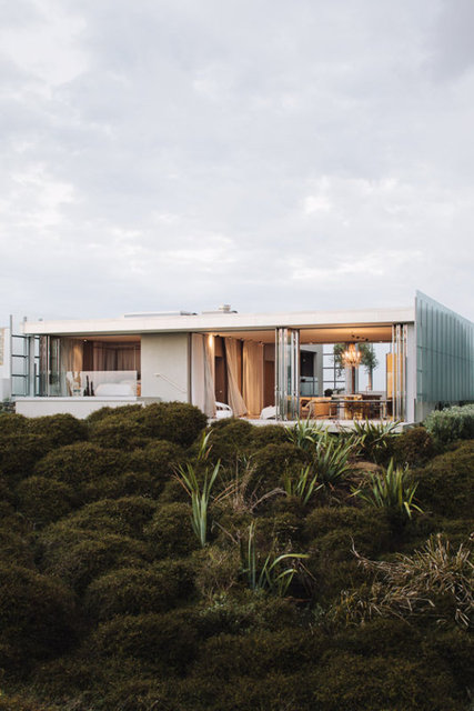 En İyi Villa (Yeni Zelanda) - Fearon Hay'den Dune House.  Yeni Zelanda'nın doğu kıyısında yer alan bu ev, çevresindeki kum tepelerine ve uzun kumsala uyum sağlaması için özel tasarlanmıştır. Yapı şuanda bir ailenin evi olarak kullanılmaktadır.