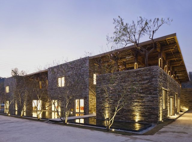 En İyi Otel (Vietnam) -  - Vo Trong Nghia'dan  Son La Restaurant:  Bu yapı bambu ve taş gibi doğal kaynaklar kullanılarak inşa edilmiş. Muson iklimi ve sıcak, nemli havalara dayanıklı olabilmesi için tasarımı özel olarak yapılmış.