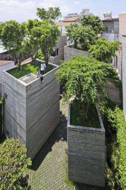 En İyi Ev (Vietnam) - Vo Trong Nghia Architects'den House for Trees: Ho Chi Minh şehrinin sadece %0.25'i yeşil alanla kaplı. Bu tasarım orijinal hali yağmur ormanları olan şehirde yeşil alanları arttırmak amacıyla yapıldı.