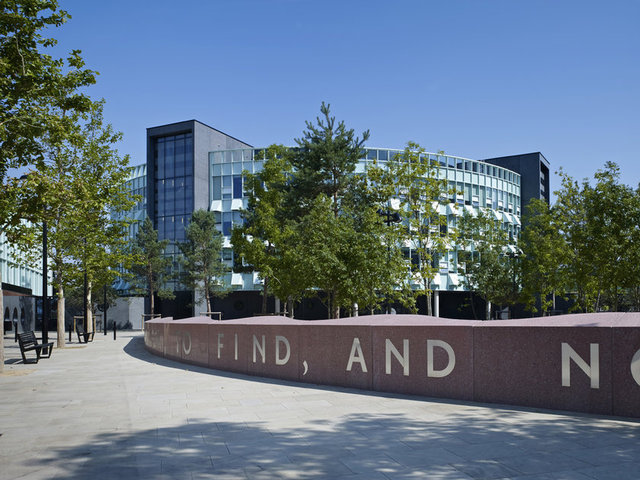 En İyi Okul Binası(İngiltere) -  - Allford Hall Monaghan Morris'den Chobham Academy. Bu yapı 3 ila 18 yaşları arasındaki 1,300 şanslı çocuğun okulu olarak kullanılıyor. -