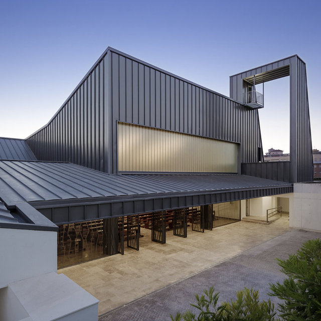En İyi Din Binası (İspanya) -  - AGi Architects'den La Ascension del Senor Church: Bu dizayn Papa Francis'ten ilham alıyor. Yapı kiliseyi buluşma ve dostluklar geliştirme mekanı olarak tanımlayıp, geliştirici bir mekan haline getirmeyi hedefliyor.