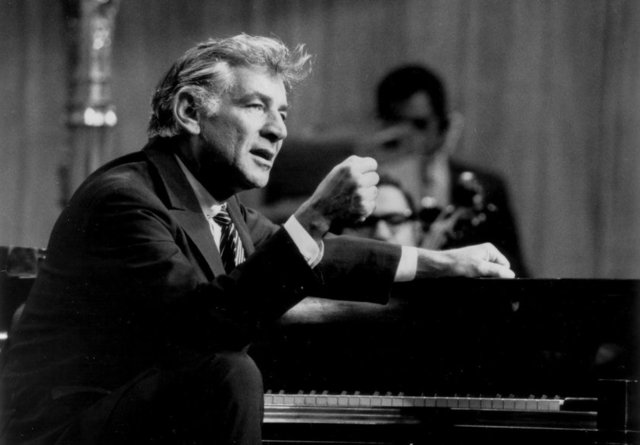 5. Leonard Bernstein - Alice Harikalar Diyarında kitabı
