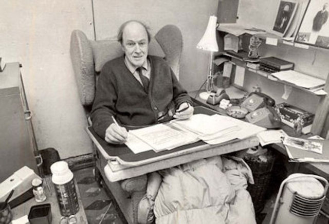 4. Roald Dahl - Istaka, kurşun kalemler, elektrikli testere, çikolata ve kırmızı şarap