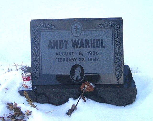 Warhol'un gömülen eşyaları aslında organize edilmemişti. Bunun yerine tabutu toprağın aşağısına indirilirken en yakın arkadaşlarından biri olan Paige Powell Andy'nin bazı dergileri ile ve Estee Lauder "Beautiful" adlı parfümü mezara attı.