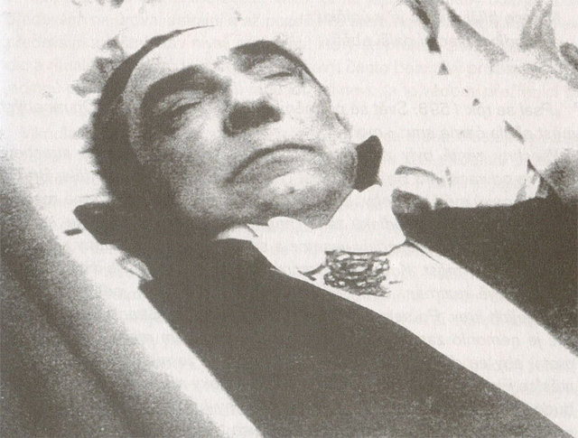 1956'daki ölümünden önce, Lugosi ünlü pelerinini karısına vermiş ve oğlu için saklamasını rica etmişti. Ancak ailesi, Lugosi'nin imzası haline gelmiş kostümü, peleriniyle gömülmesini uygun gördü.