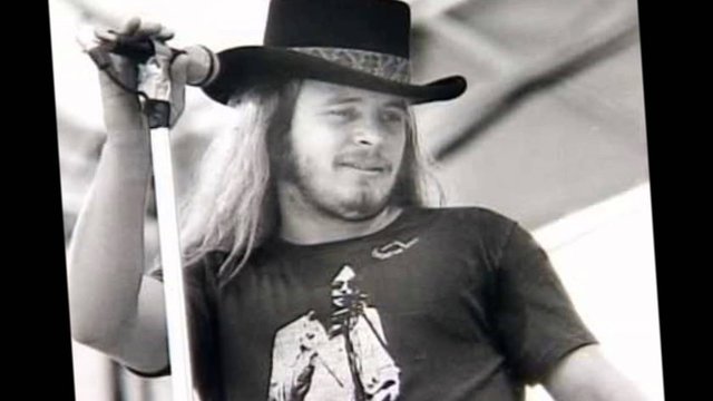 6. Ronnie Van Zant - Olta kamışı ve onun imzası haline gelmiş siyah şapkası