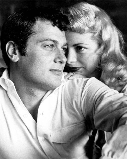 Tony Curtis'in ailesi de Sinatra ailesi gibi düşünmüş olacak ki, aktör öldüğünde, iPhone'unu, kovboy şapkasını, araç eldivenlerini, ve Anthony Adverse adlı Tony Curtis'in sahne adından esinlenilmiş romanın bir kopyasını merhumla birlikte gömmüşler.