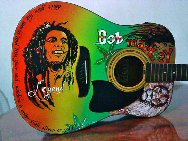 8. Bob Marley - Kırmızı Gibson gitarı
