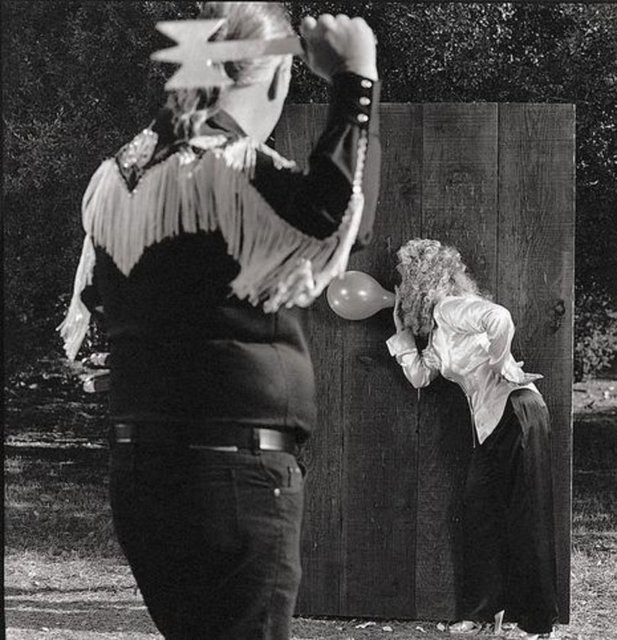 Bıçak fırlatıcı asistanı