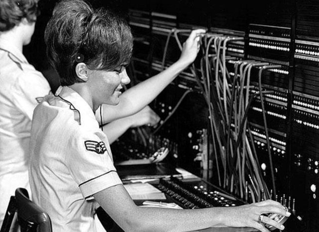 Telefon Santral Operatörü: Geçmiş yıllarda telefon santrallerinin vazgeçilmez elemanıydı, ancak teknolojinin gelişmesi ve bu tür bir işe gerek kalmamasıyla bu meslekte unutulmaya yüz tuttu.